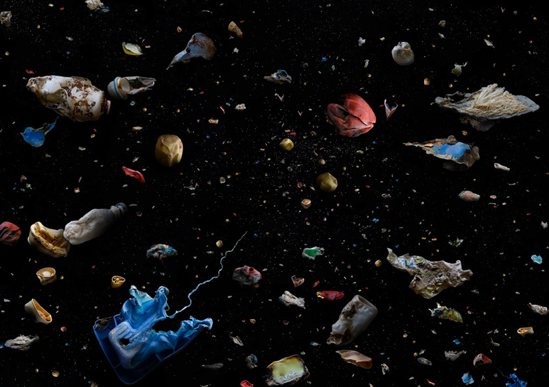 Illustration for article titled Underwater trash photos look like scenes from an alien world